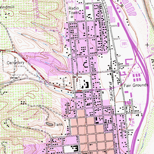 Topographic Map of Paso Robles Municipal Pool, CA