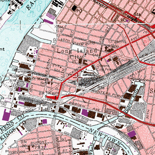 Topographic Map of Hunters Point Plaza, NY