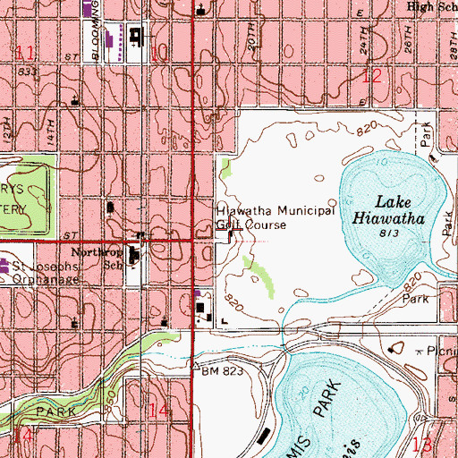 Topographic Map of Hiawatha Municipal Golf Course, MN